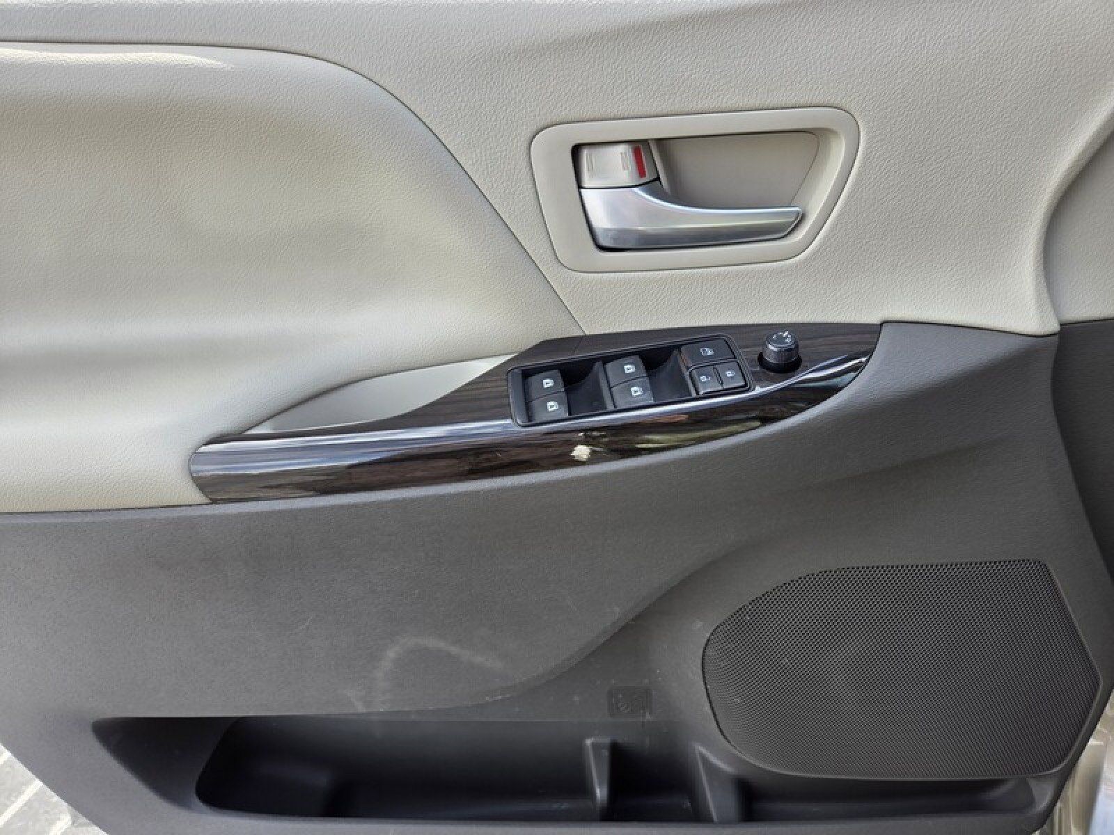 Used 2017 Toyota Sienna XLE Premium FWD image 25