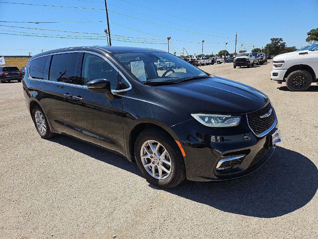 Used 2023 Chrysler Pacifica Touring-L FWD image 10