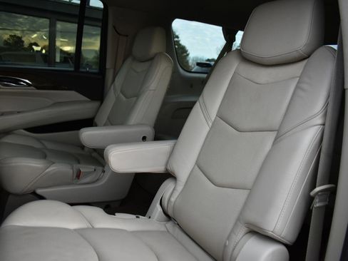 Used 2020 Cadillac Escalade ESV Premium Luxury image 27