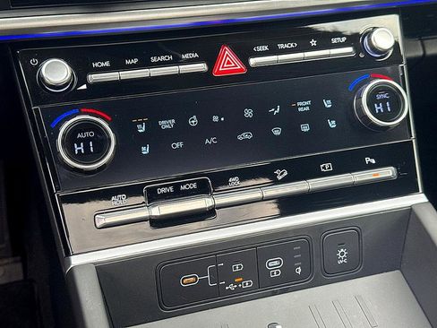 Used 2025 Hyundai Santa Fe Limited image 17