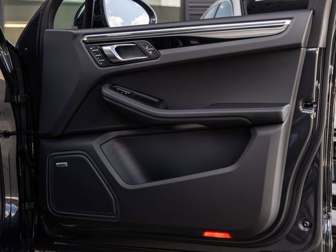Certified 2026 Porsche Macan AWD/4WD image 44