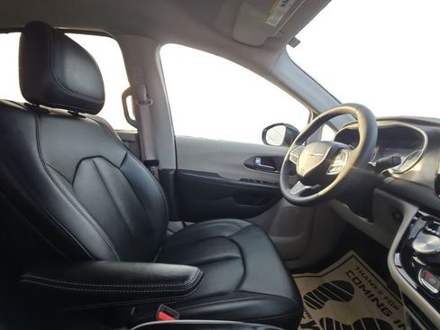 Used 2024 Chrysler Pacifica Touring-L image 16