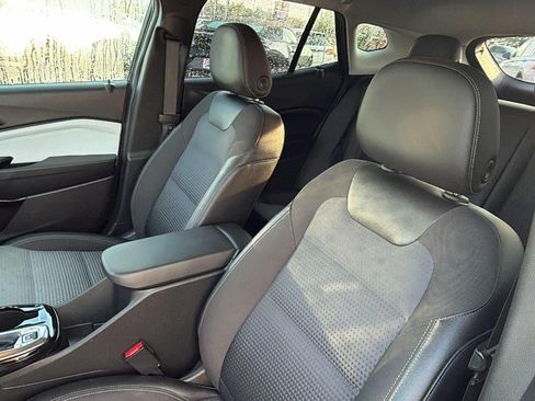 Used 2024 Chevrolet Trax LT w/ Driver Confidence Package FWD image 4