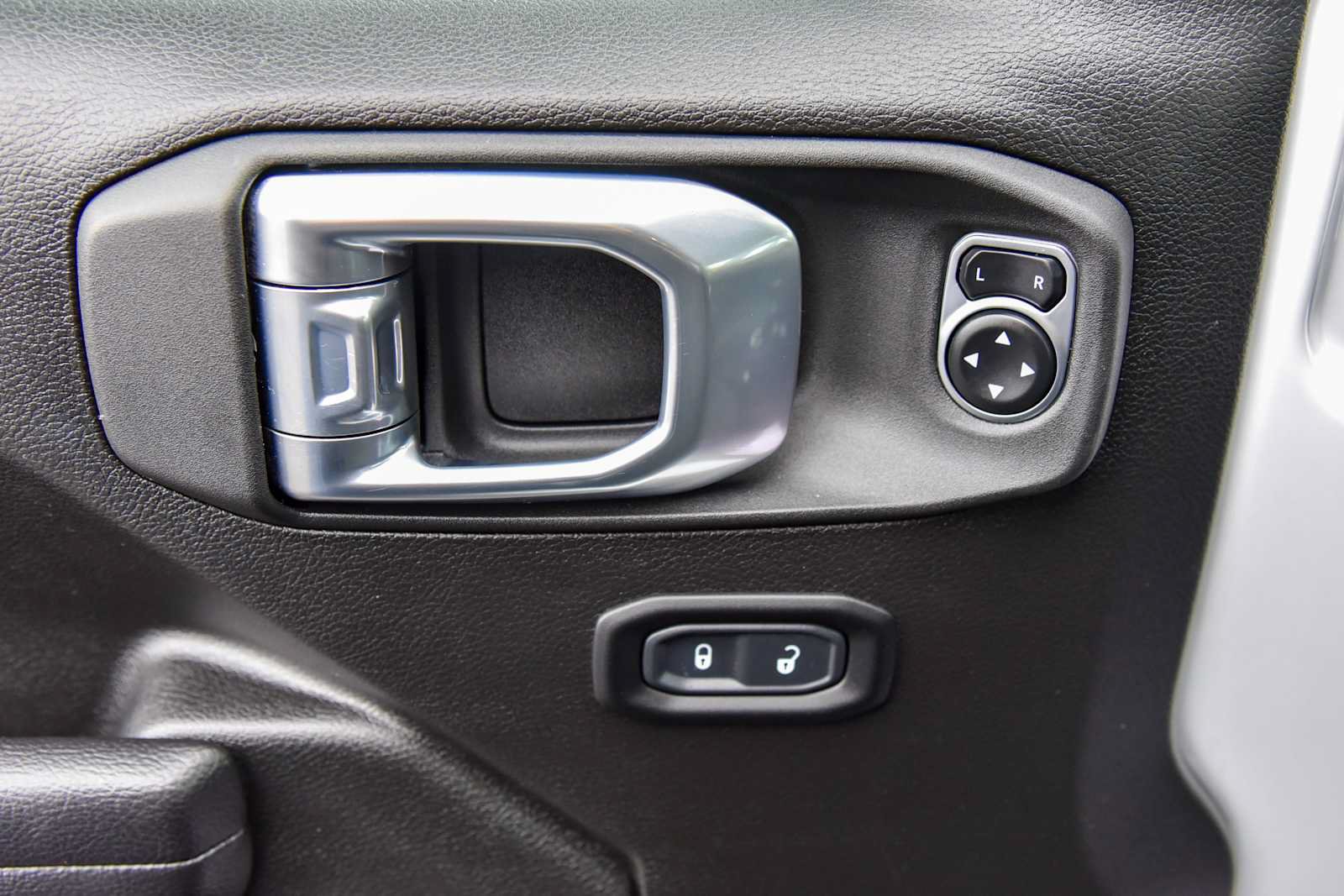 Certified 2024 Jeep Wrangler Unlimited w/ Convenience Group AWD/4WD image 15