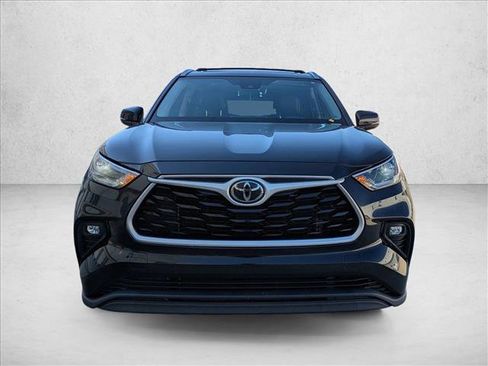 Used 2021 Toyota Highlander XLE image 2