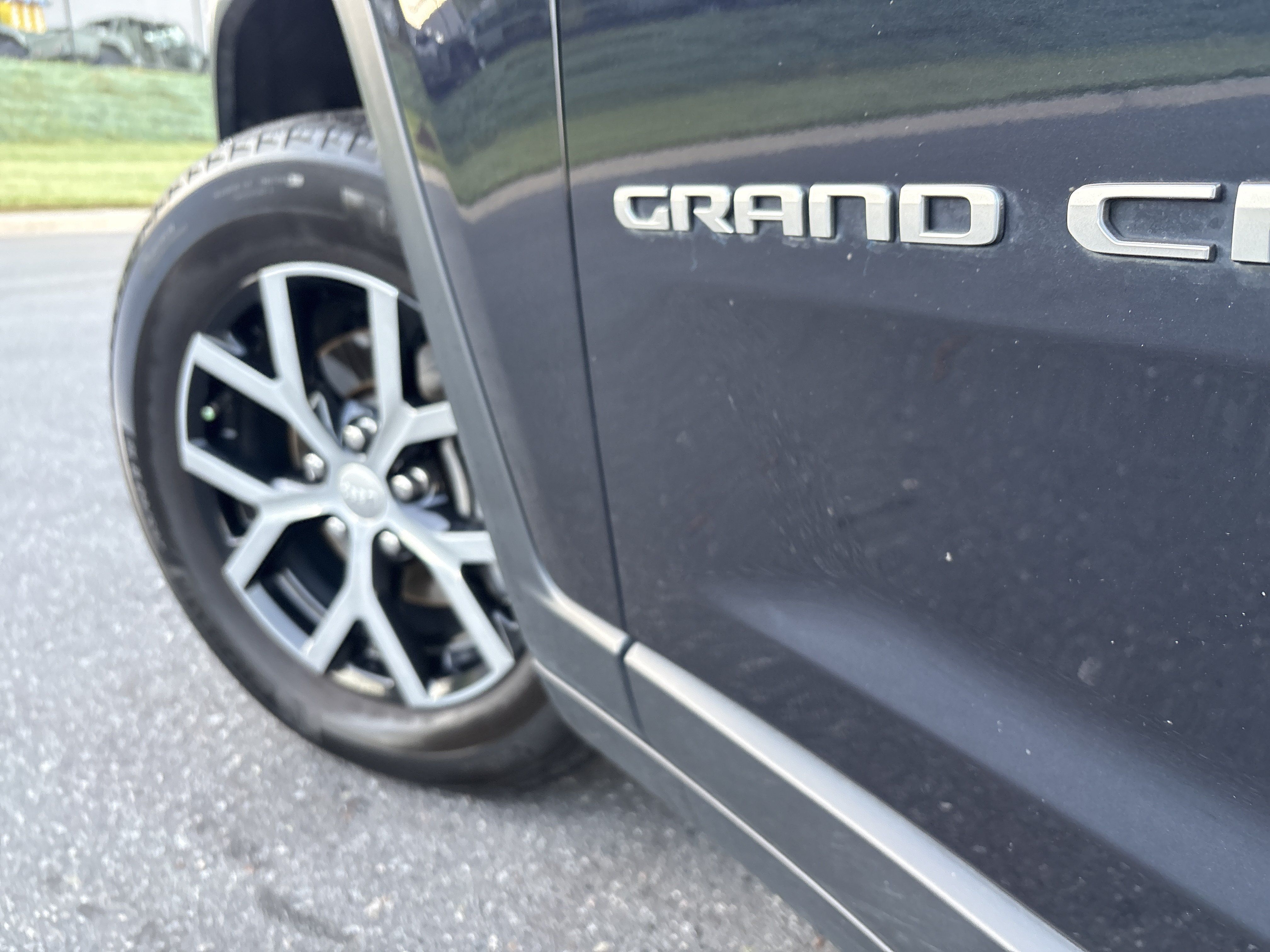 Used 2024 Jeep Grand Cherokee Limited AWD/4WD image 12