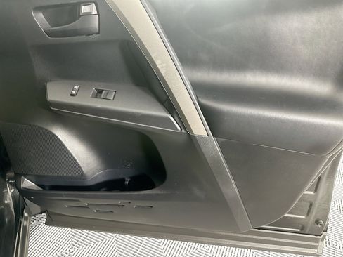 Used 2018 Toyota RAV4 LE image 29