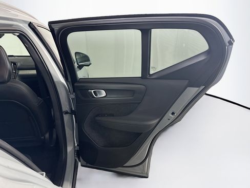 Used 2025 Volvo XC40 B5 Plus image 33