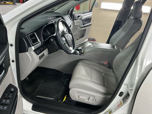 Used 2017 Toyota Highlander XLE AWD/4WD image 11