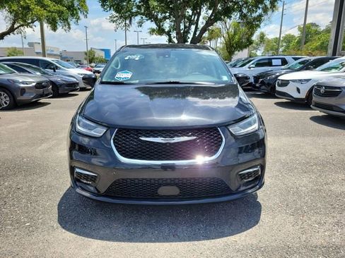Used 2023 Chrysler Pacifica Touring-L FWD image 8