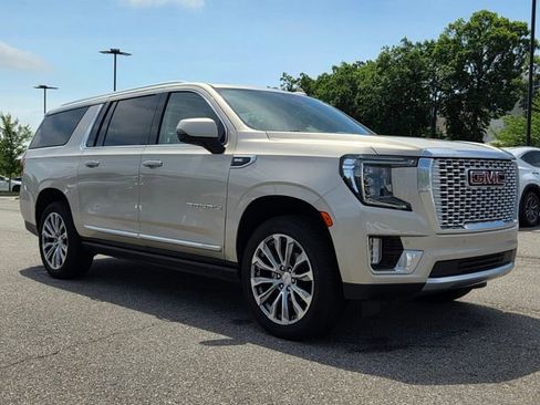 Used 2021 GMC Yukon XL Denali w/ Denali Ultimate Package AWD/4WD image 7