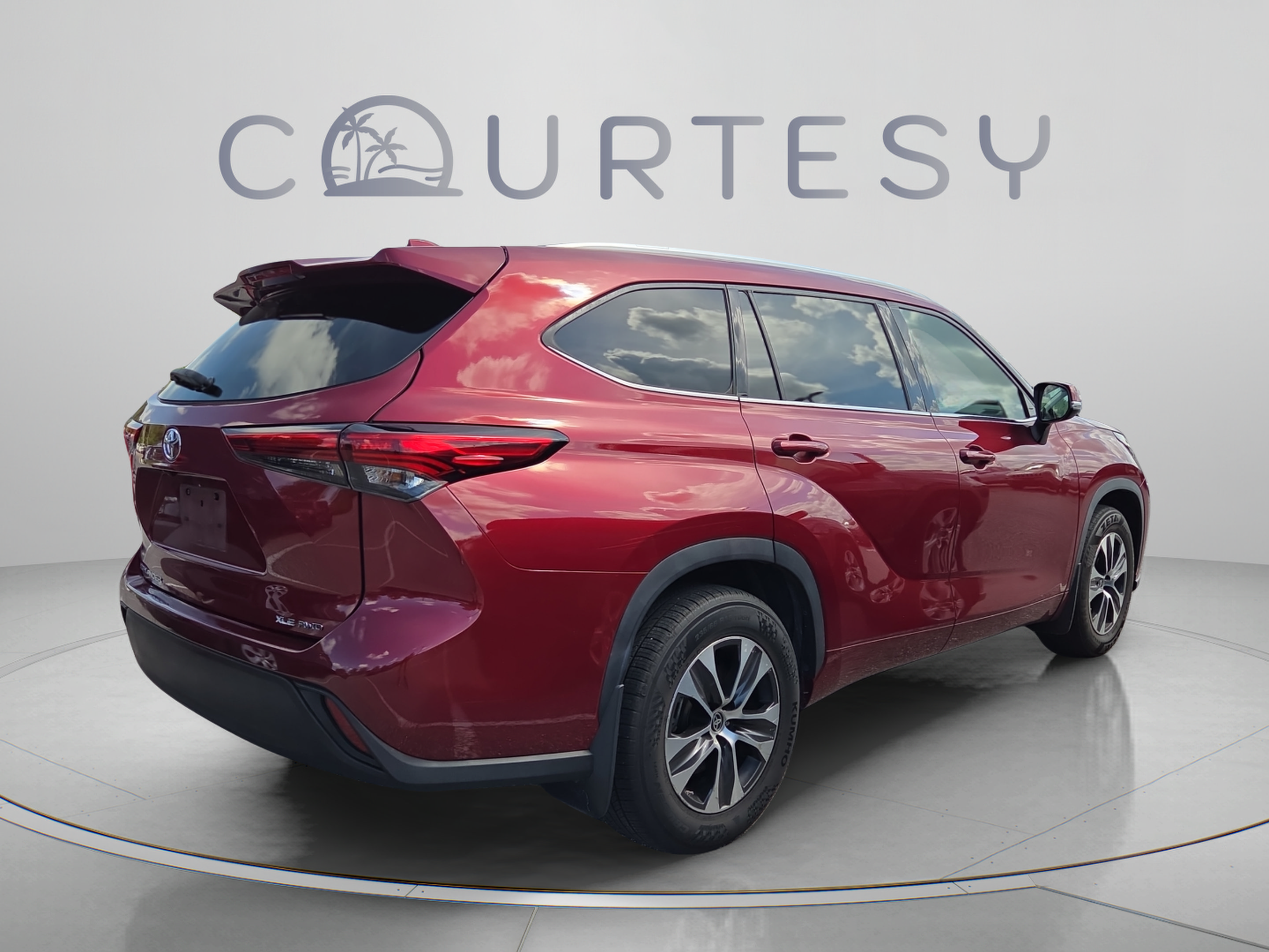 Used 2020 Toyota Highlander XLE AWD/4WD image 5
