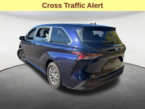 Used 2024 Toyota Sienna LE image 9