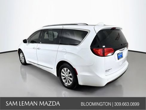 Used 2018 Chrysler Pacifica Touring-L w/ Premium Audio Group FWD image 5