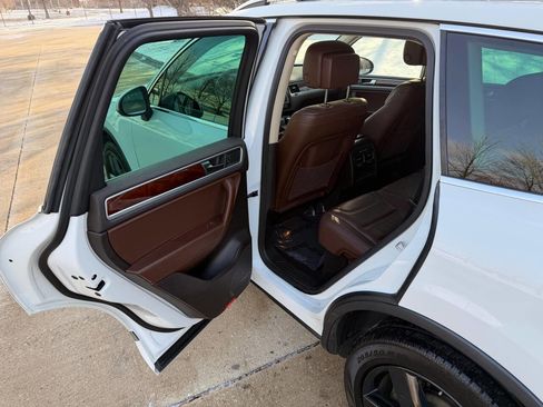 Used 2013 Volkswagen Touareg Sport image 28