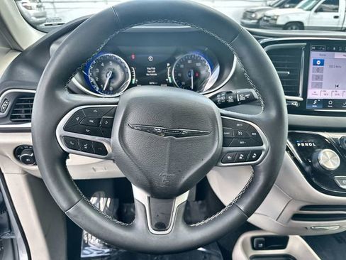 Used 2024 Chrysler Pacifica Touring-L image 11