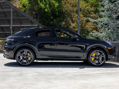 Certified 2022 Porsche Cayenne Turbo S AWD/4WD image 12
