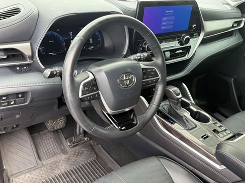 Used 2023 Toyota Highlander Limited FWD image 4