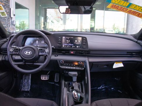 Used 2025 Hyundai Elantra Sport image 15
