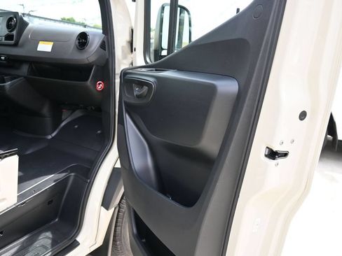 Used 2024 Mercedes-Benz Sprinter 2500 image 31