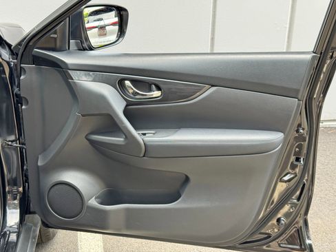 Used 2020 Nissan Rogue SV FWD image 38