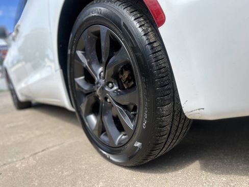 Used 2018 Chrysler Pacifica Touring-L Plus FWD image 38