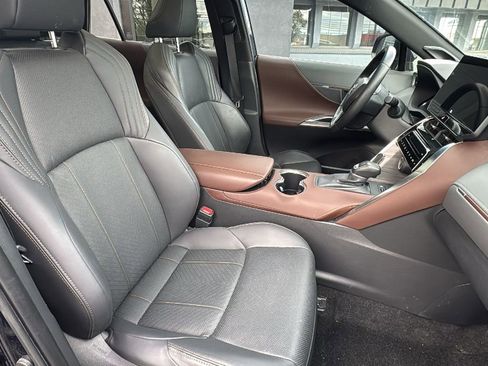 Used 2023 Toyota Venza Limited image 20