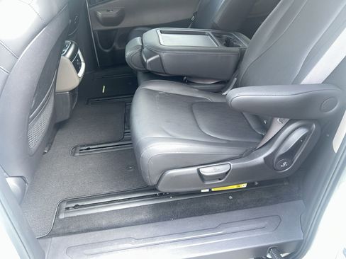 Used 2025 Kia Carnival EX image 11