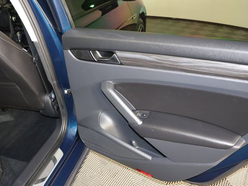 Used 2020 Volkswagen Passat 2.0T R-Line image 43