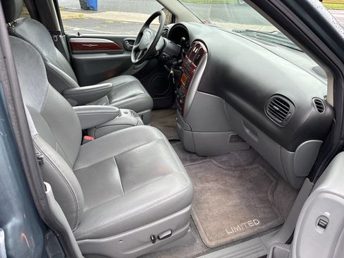 Used 2005 Chrysler Town & Country Limited image 9