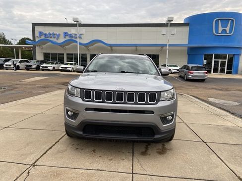 Used 2019 Jeep Compass Latitude FWD image 3