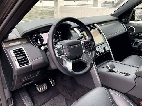 Used 2024 Land Rover Discovery Metropolitan Edition image 15