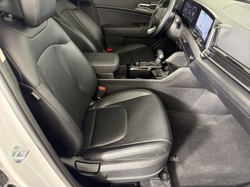 Used 2025 Kia Sportage SX image 11