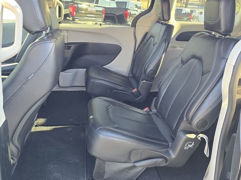 Used 2024 Chrysler Pacifica Touring-L image 5