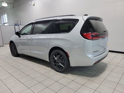New 2026 Chrysler Pacifica Select w/ S Appearance Package AWD/4WD image 4