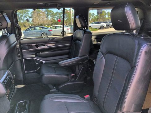 Used 2022 Jeep Wagoneer Series III w/ Premium Group I image 14