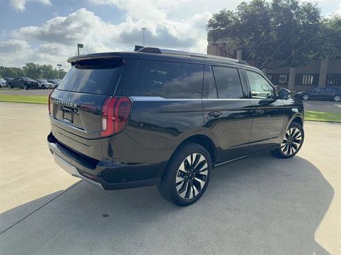Used 2025 Ford Expedition Platinum w/ Driver's Package AWD/4WD image 4