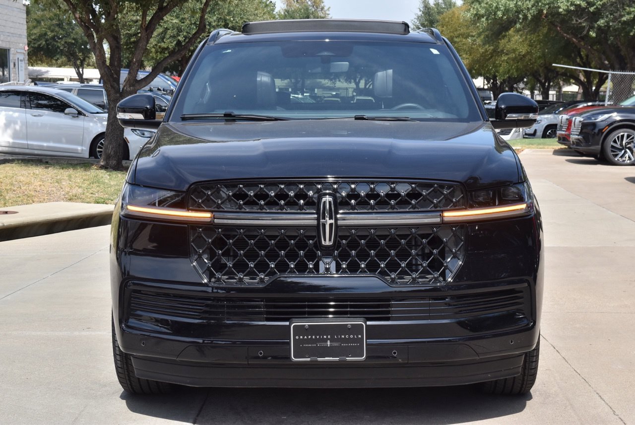 New 2026 Lincoln Navigator Reserve w/ Jet Appearance Package AWD/4WD image 2