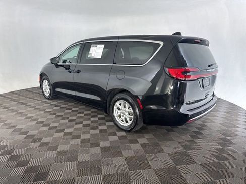 Used 2023 Chrysler Pacifica Touring-L FWD image 7
