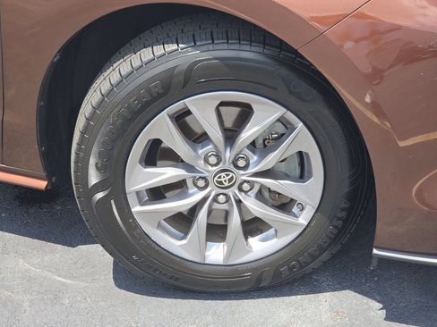 Used 2021 Toyota Sienna XLE FWD image 20