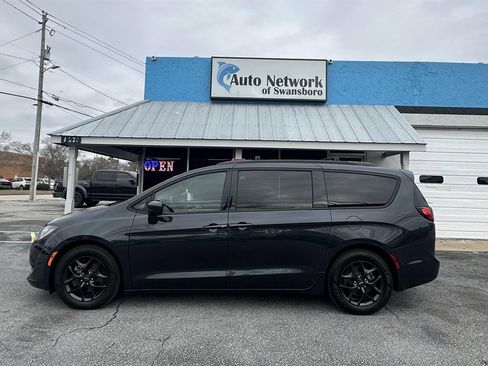 Used 2020 Chrysler Pacifica Touring-L image 7