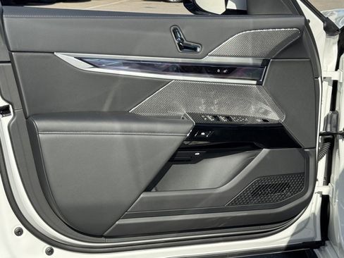 New 2026 BMW 750e xDrive w/ Premium Package image 19