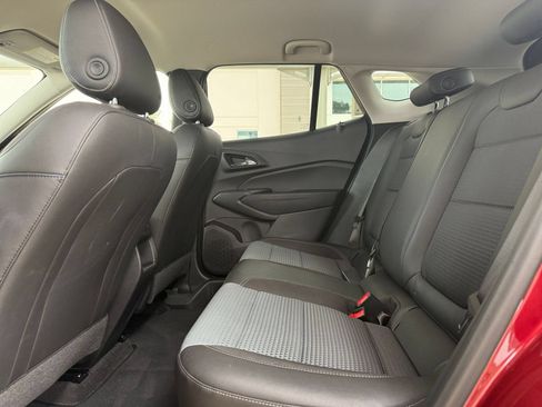 Used 2025 Chevrolet Trax LT FWD image 25
