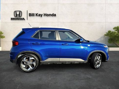 Used 2024 Hyundai Venue Limited FWD image 2