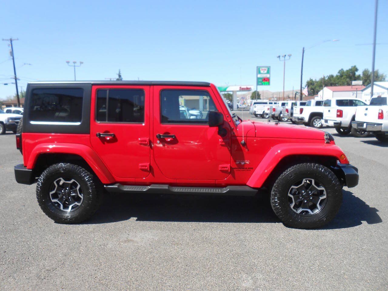 Used 2016 Jeep Wrangler Unlimited Sahara w/ Connectivity Group AWD/4WD image 2
