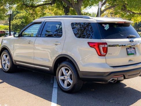 Used 2018 Ford Explorer XLT w/ Equipment Group 201A image 5
