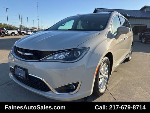 Used 2017 Chrysler Pacifica Touring-L image 1