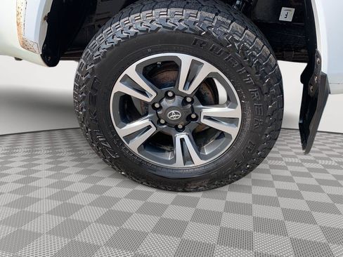 Used 2017 Toyota Tacoma TRD Sport w/ Tow Package AWD/4WD image 11