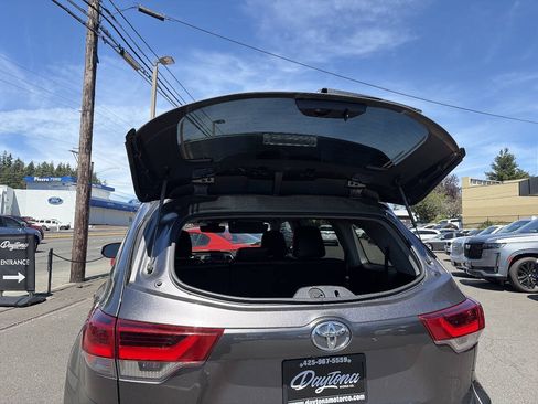 Used 2019 Toyota Highlander XLE AWD/4WD image 13