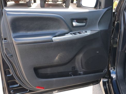 Used 2020 Toyota Sienna SE Premium w/ Nightshade Edition FWD image 14